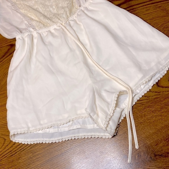 🌷 Beautiful 🌷 Cream Colour Sheer Lace Romper - Picture 3 of 7